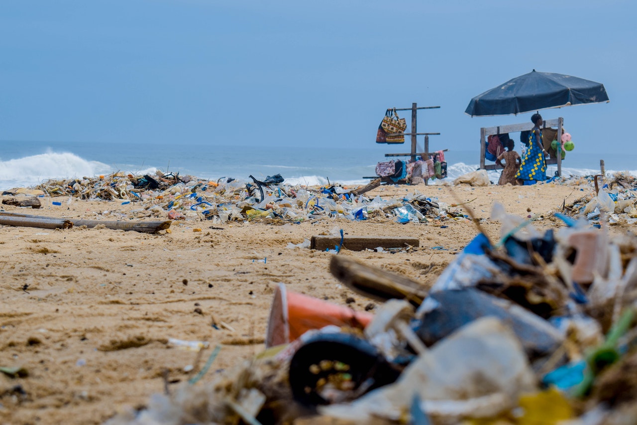 A picture of plastic trash on a beach, to illustrate the importance of living a plastic-free life to create a more sustainable future.